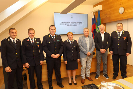 PODPIS POGODBE ZA DOBAVO GASILSKEGA VOZILA PGD GRAHOVO 10 FOTO LJUBO VUKELIČ